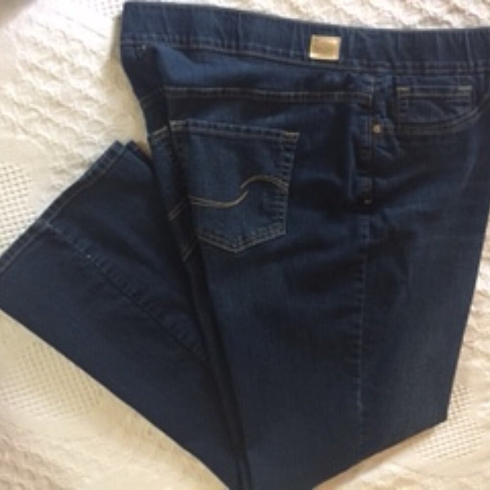 Levi Signature Totally Shaping Pull-On Boot Cut Jeans